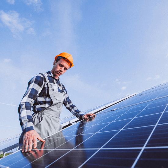 instalando paneles solares